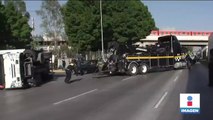 Volcadura de camión en Circuito Interior provoca caos vial