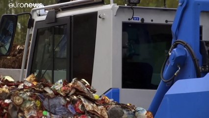 من هي الدولة الأوربية الرائدة في محاربة الأخطار الناجمة عن النفايات الإلكترونية؟