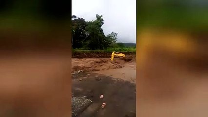 ext-operario-arrastrado-por-cabeza-de-agua-141021