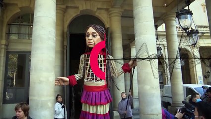 Suriyeli mülteci çocuğu temsil eden dev kukla Emel, bu sefer Paris'te