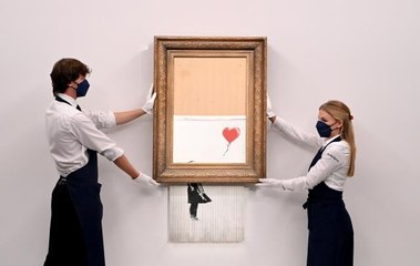 İngiliz sanatçı Banksy'nin eseri rekor fiyata alıcı bulduBanksy'nin "Love is in the Bin" 18 milyon poundan fazlaya satıldı