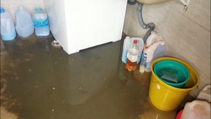 "Todo ano é isso! Chove forte e o esgoto volta para dentro da minha casa", diz moradora do Bairro Floresta