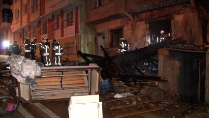 Esenyurt'ta 3 katlı binanın doğalgaz hattındaki parlama nedeniyle iki daire alev alev yandı