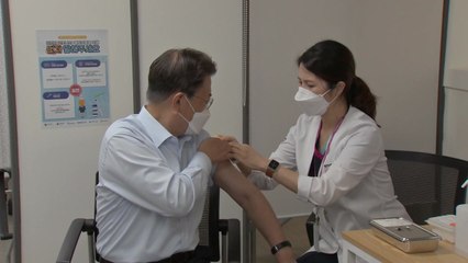 문 대통령, 코로나19 백신 부스터샷 접종 / YTN