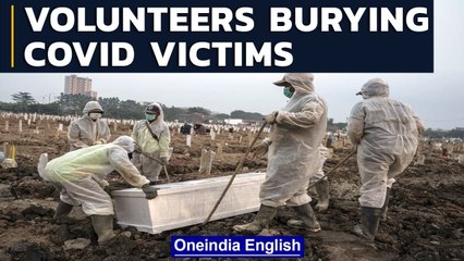 Indonesian volunteers help to bury COVID victims |  Coronavirus Pandemic | OneIndia News