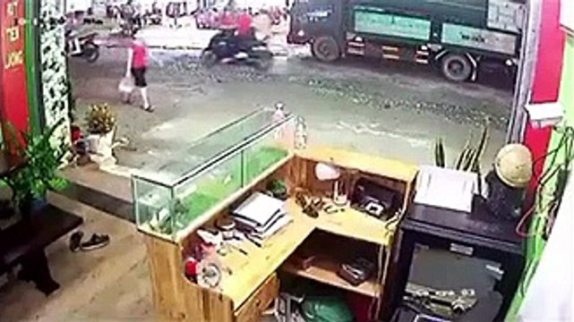 Clip: Kẻ gian mặc đồ shipper, lẻn vào cabin xe lấy mất 300 triệu đồng