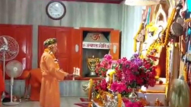 UP CM Yogi performs offers prayers at Gorakhnath temple