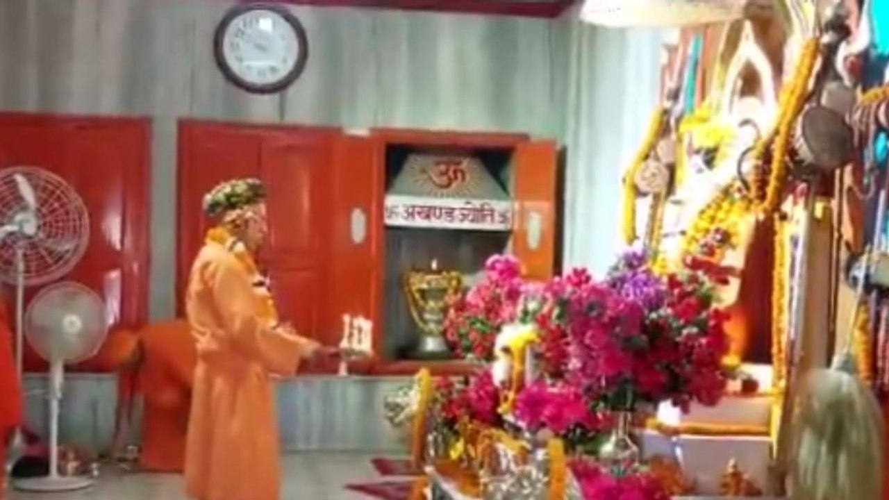 UP CM Yogi performs offers prayers at Gorakhnath temple