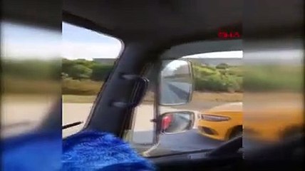 İstanbul'da kaldırımdan giden taksici, yayadan kornayla yol istedi