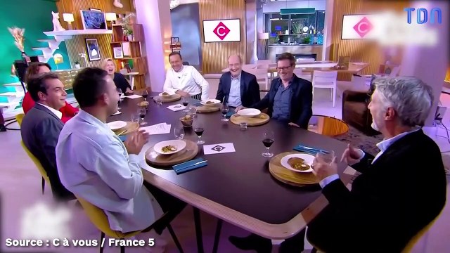 José Garcia est vengé ! : Anne-Elisabeth Lemoine piège Antoine de Caunes sur le plateau de C à vous (VIDEO)