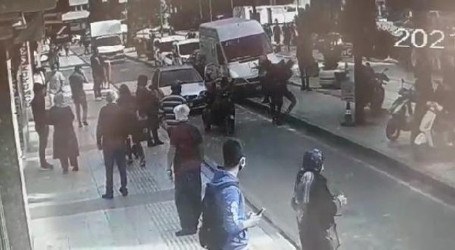 TEKERLEKLİ SANDALYEDEKİ ENGELLİ VE ARKADAŞINA 'YOLU KAPATTIN' DAYAĞI