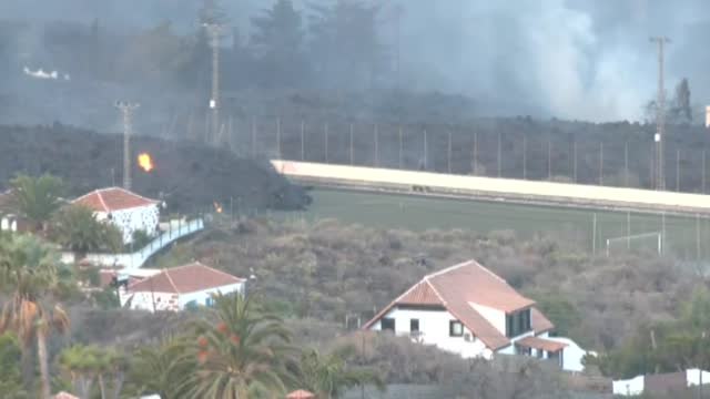 La evolución de la lava del volcán obliga a más desalojos en La Palma
