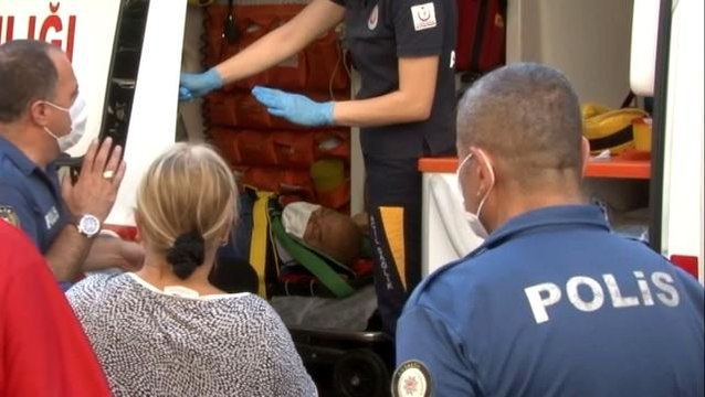 Balkondan düşen yaşlı adamı, alt komşusu tutarak ölümden kurtardı