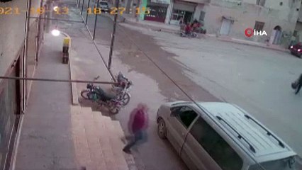 Korkunç anlar kamerada! Minik çocuğun üzerinden araç geçti