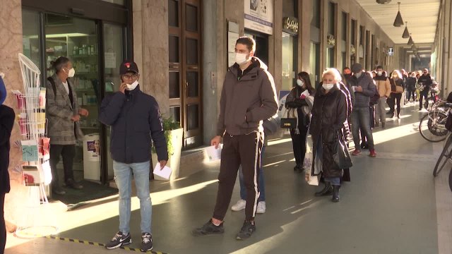 Code a Bolzano per l'abbonamento ai tamponi con lo sconto, 10 test per 50 euro