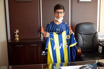 Mesut Özil'in imzalı forması yangınzede Devran'ı mutlu etti