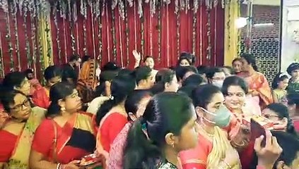 मां दुर्गा की विदाई से पहले सुहागिनों ने खेला सिंदूर का खेल, देखिए Video