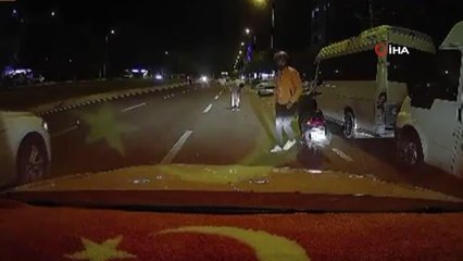 Araçtan yola kağıt paralar saçıldı, yayalar ve sürücüler toplamak için birbiriyle böyle yarıştı