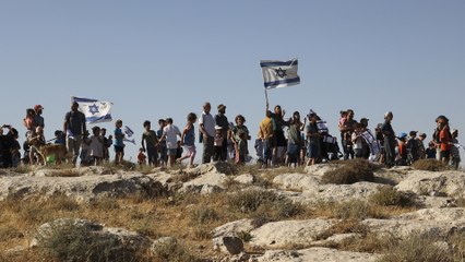 مستوطنون يهاجمون الفلسطينيين في نابلس للاستيلاء على أراضيهم