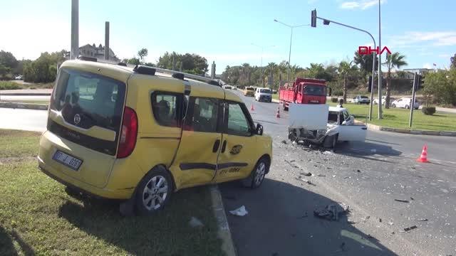Son dakika haberleri... MANAVGAT'TA TRAFİK KAZASI: 2 YARALI