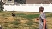 Il lance un ballon de Baseball directement au visage de son ami !