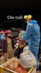 Phát băng vệ sinh cho bà con về quê