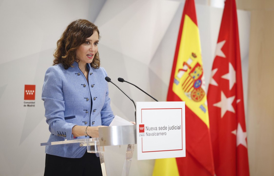 Ayuso, a la prensa, sobre Sánchez: "Si le parece le doy un abrazo o las gracias por su trabajo"