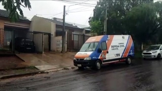Após intensa chuva casa fica alagada no Bairro Universitário em Cascavel