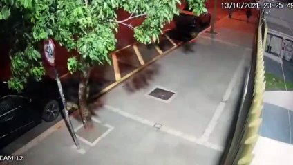 Vídeo: vândalo risca camionete estacionada em Cascavel