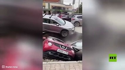 انهيار أرضى يتسبب فى سقوط السيارات داخل حفرة عميقة بمدينة روسية