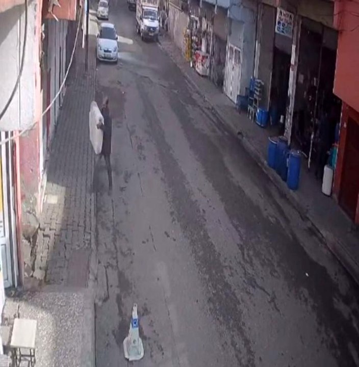 Batman'da çocuk bezini çalan hırsız kamaraya takıldı