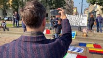 No Green Pass, il confuso corteo a Milano: nervosismo per i volantini fascisti e tra i due cortei