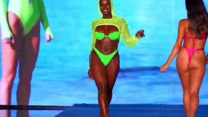 Tải video: Camilla Swimwear lit the Miami Swim Week runway on fire with its exy resort, swimwear, bathing suit, and bikini collection Part 8