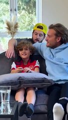 Blague à un enfant avec un bras