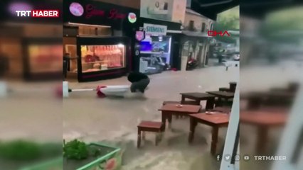 İzmir'de kuvvetli sağanak ve rüzgar: Deniz taşkınları oldu