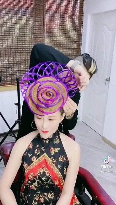 Ce coiffeur est génial... quel talent