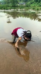 Cette demoiselle a une technique de pêche incroyable
