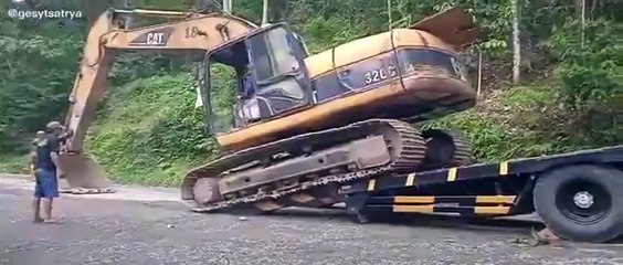 Ce conducteur de pelleteuse n'a pas vu la voiture derrière lui