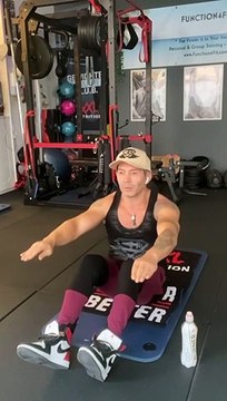 —Gear : @bodyengineersSupplement : @xxlnutritionVilain Wraps : @tuffwraps_uk —Happy Saturday Everyone ! ☀️—Salut la famille, j’espère que vous allez bien ? Voici mon entraînement Abs de ce samedi matin.Bon entraînement à tous ! —SAVE This Abs