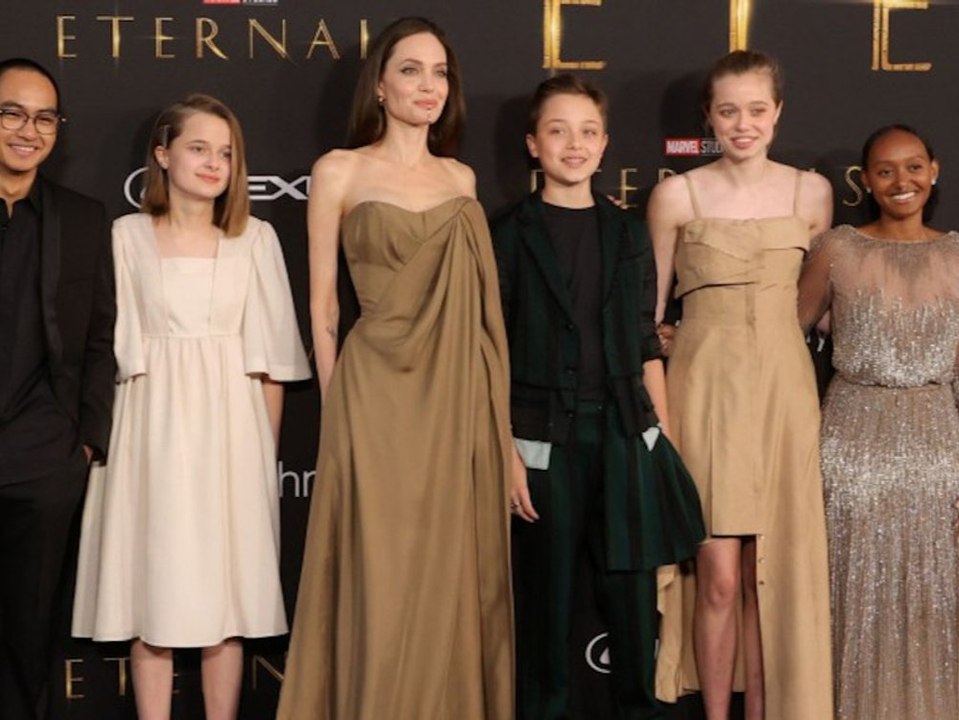 Angelina Jolie legt mit Kindern stylischen Red-Carpet-Auftritt hin