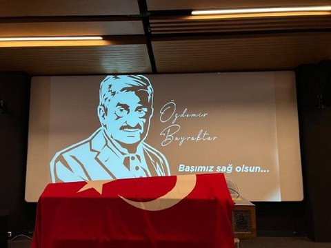 Son dakika haberleri: ÖZDEMİR BAYRAKTAR'IN CENAZESİ BAYKAR FABRİKASINDAN ÇIKARILDI
