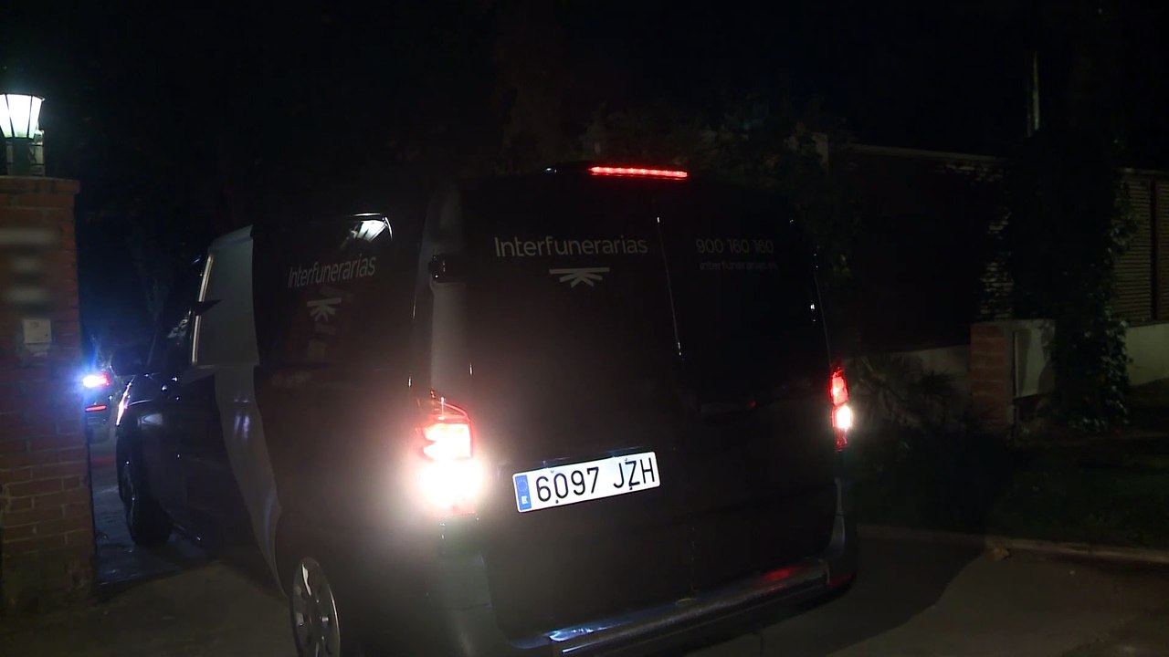 El coche fúnebre sale de casa de Concha Márquez Piquer tras dejar el cuerpo en el domicilio