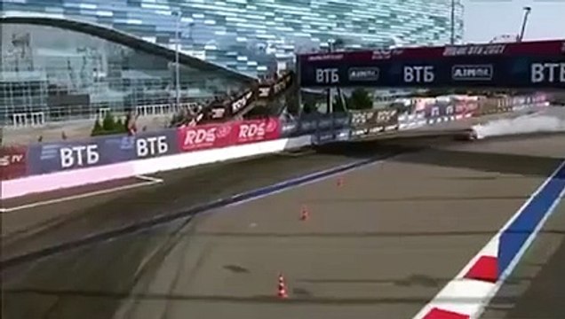 Une voiture de drift termine sa session avec ses pneus en feu