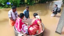 عروسان هنديان يستقلان إناء طهي عملاقا إلى موقع زفافهما بسبب الفيضانات