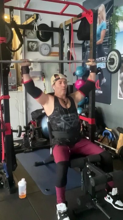 —Gear : @bodyengineersSupplement : @xxlnutritionVilain Wraps : @tuffwraps_uk —Happy Friday Everyone ! ☀️—Salut la famille, j’espère que vous allez bien ? Voici mon entraînement Épaules, Pectoraux, Triceps de ce vendredi après-midi.Bon entraînement