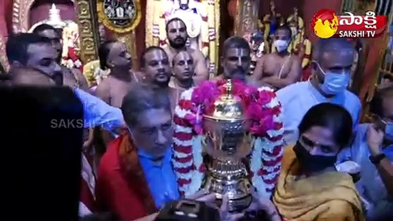 తిరుమల లో IPL ట్రోఫీకి పూజలు