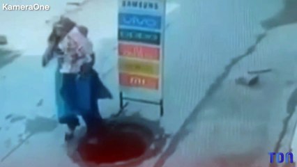 Occupée au téléphone, elle tombe dans une bouche d'égout avec son bébé