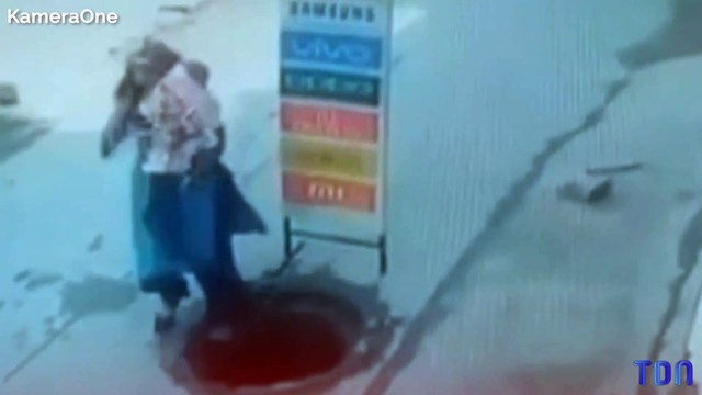 Occupée au téléphone, elle tombe dans une bouche d'égout avec son bébé