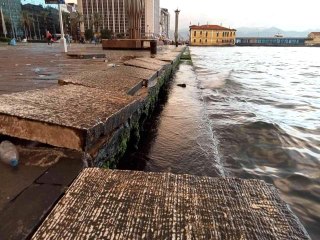 İzmir'de şiddetli fırtına yüzlerce kiloluk beton blokları yerinden söktü