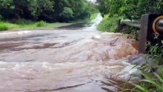 Atenção motoristas: córrego transborda e dificulta tráfego na marginal da BR-277